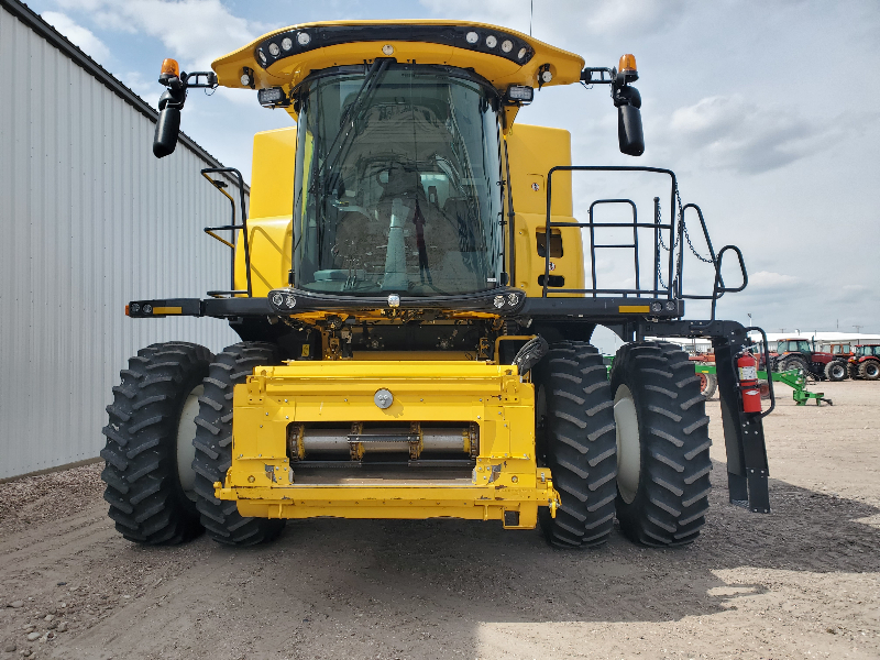 2018 New Holland CR890 Combine 2888565-1